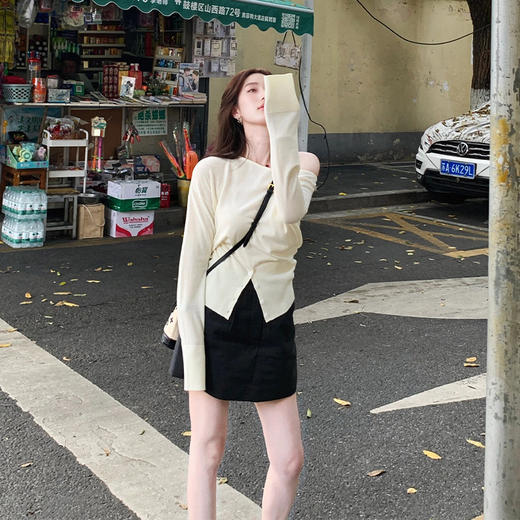 西遇撞色条纹针织衫女秋季新款设计感开叉下摆长袖露肩毛衣SS051464 商品图1