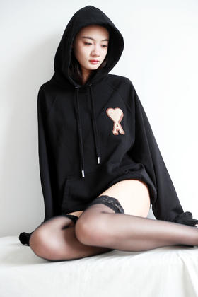 自当人手一件儿，穿卫衣的季节。复古贴布刺绣连帽文化衫C091560