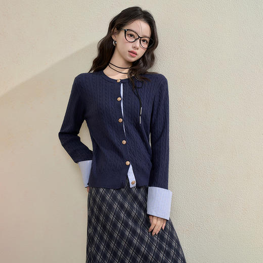 西遇通勤短款针织开衫女秋季新款圆领撞色格纹拼接毛衣外套Y0055211 商品图3