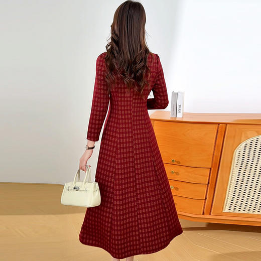 QYM 26811-Y秋季V领格纹连衣裙时尚优雅气质长袖A字裙 商品图2