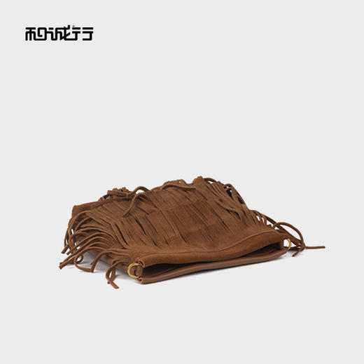 和诚行2025秋冬新款时尚磨砂水桶包休闲流苏装饰单肩包4420167 商品图3