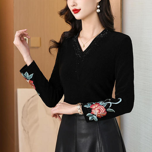 AHM yqwl6956国风V领长袖打底衫复古刺绣印花上衣 商品图1