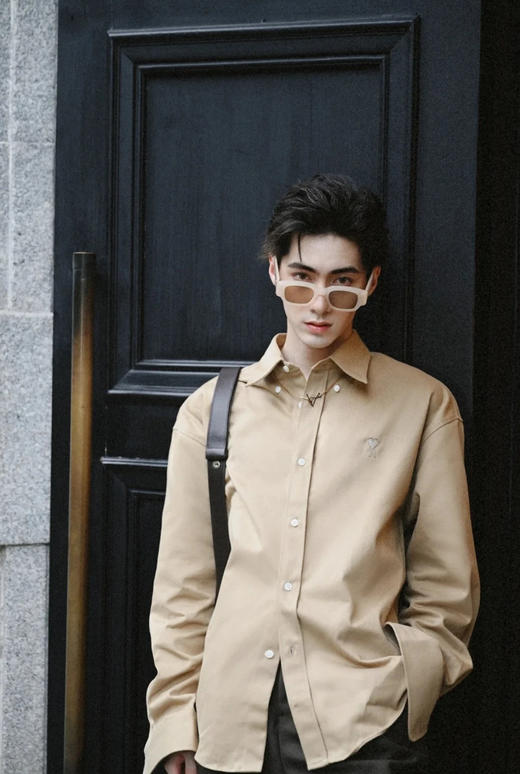 AMIPARIS FW24 纯色简约翻领纽扣长袖衬衫 男女同款 （SS） 商品图1