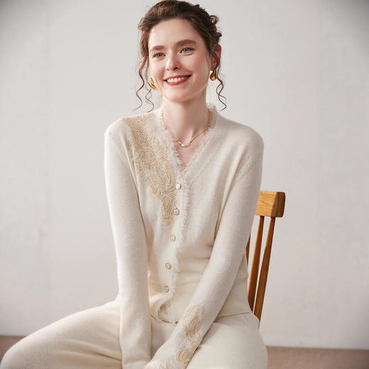 「高货qj」全新升级【铂金会员404/天猫539/差价135】(04111)洛诗琳法式轻奢蕾丝刺绣羊绒衫2025秋季新款V领针织开衫女 商品图2