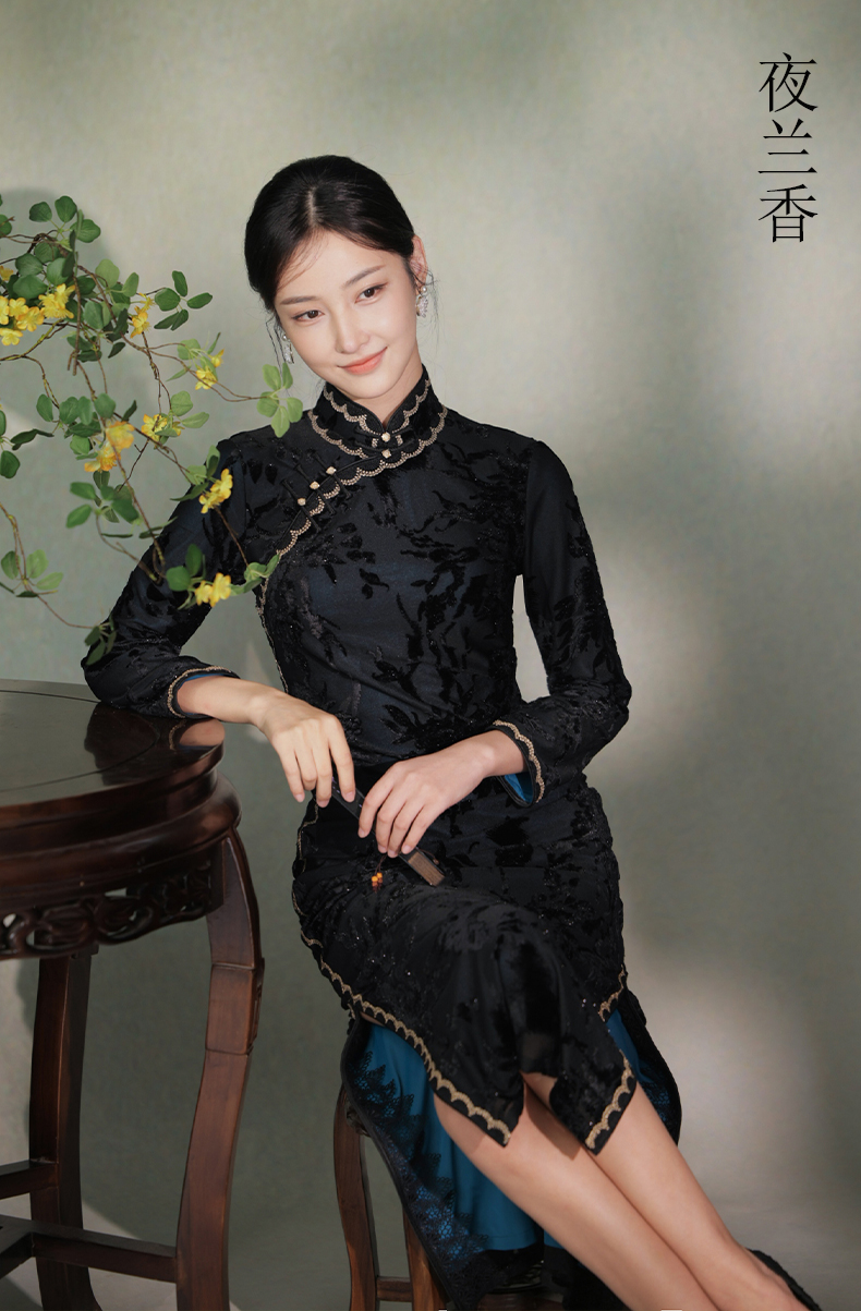 逸红颜明月优选#东方雅韵旗袍『夜兰香』立体亮丝非遗绒花，金络蕾丝勾边，奢华黑金美学