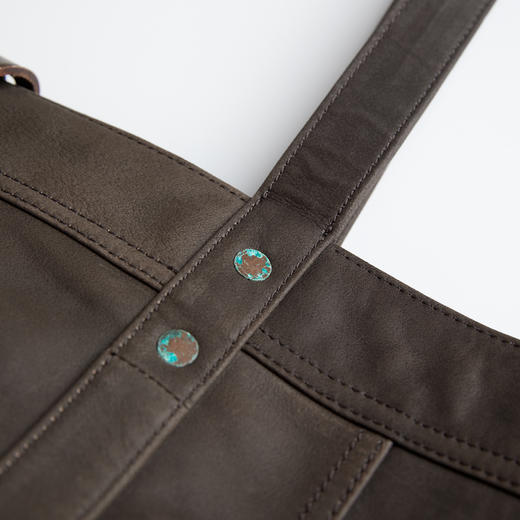 ROMI STUDIO 首饰袋 水染头层牛皮手工铜钉单肩托特包RWCAP05947 商品图2