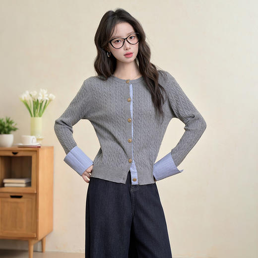 西遇通勤短款针织开衫女秋季新款圆领撞色格纹拼接毛衣外套Y0055211 商品图4