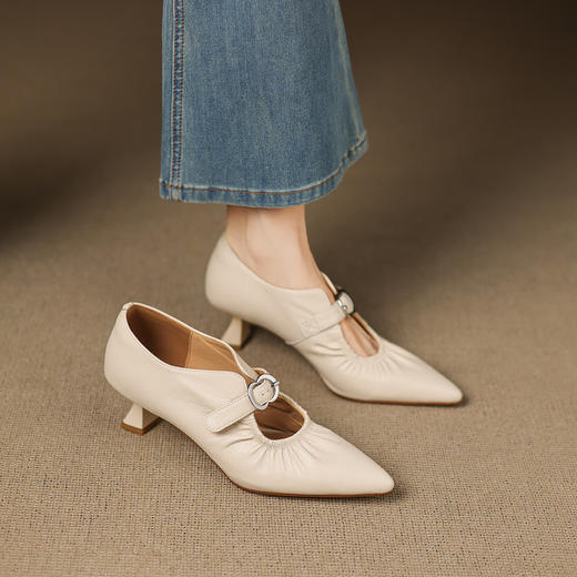 【预售5天】时尚尖头细跟浅口单鞋女百搭纯色韩版风一字扣带羊皮中跟皮鞋JLY&18-759 商品图1