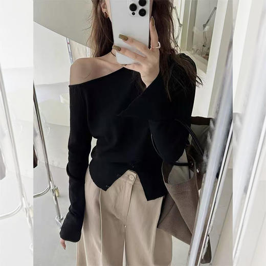 西遇撞色条纹针织衫女秋季新款设计感开叉下摆长袖露肩毛衣SS051464 商品图2