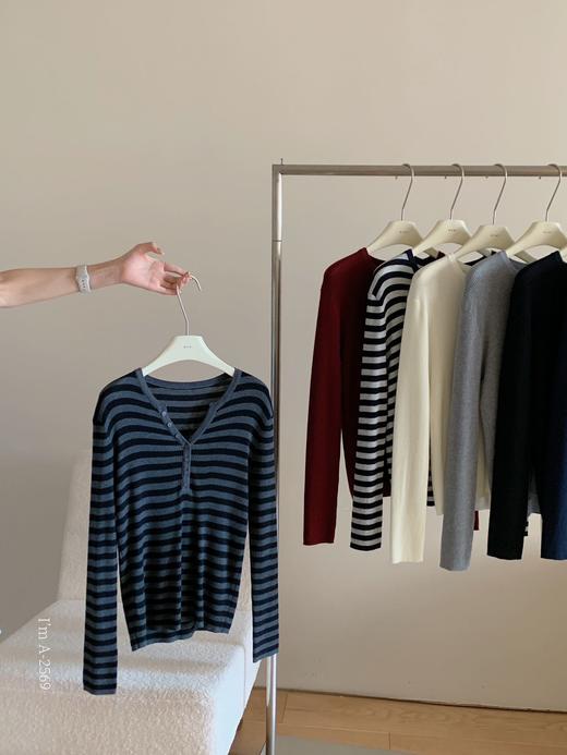 💗【AMOMI秋意绵绵·小粒排扣针织衫112-A2569😎】 🤍新色新条纹，🌟穿搭灵感不重样 🤍绵羊毛升级，🥳温柔又抗冻  🤍一衣穿三季，性价比拉满🔥 商品图3