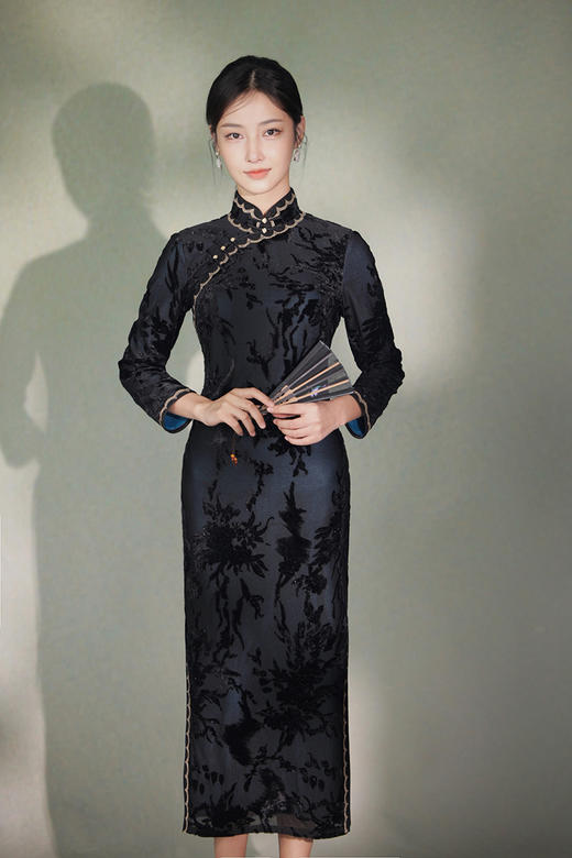 逸红颜明月优选#东方雅韵旗袍『夜兰香』立体亮丝非遗绒花，金络蕾丝勾边，奢华黑金美学 商品图8