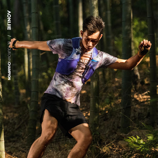 奥尼捷勃朗峰系列越野背包透气舒适轻量化水壶包中长距离越野包骑行包8L(含2个500ml软水壶) 商品图1