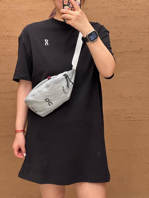 原厂出品 ON 2L昂跑跑步腰包 运动爱好者闭眼入 户外出行少不了这种包，斜挎身上，或者当腰包，它没有任何存在感，也不会有压力，非常非常非常推荐。 顶部一根手拎柄 搭配可调长肩带 你想怎么背就怎么背～ 商品图2