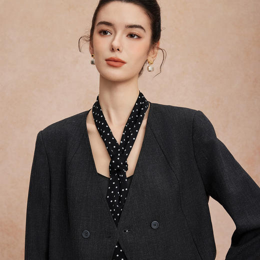 QG101斯尔丽25新款时尚套装文艺通勤小香外套波点丝巾配修身直腿裤套装 商品图9