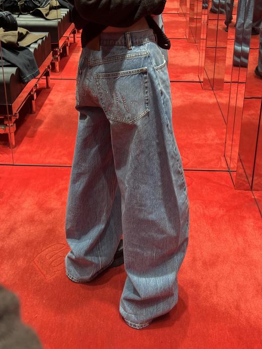 亚历山大王 25Ss早春新款 字母烫钻弯刀牛仔长裤（ZY**MM） 商品图7