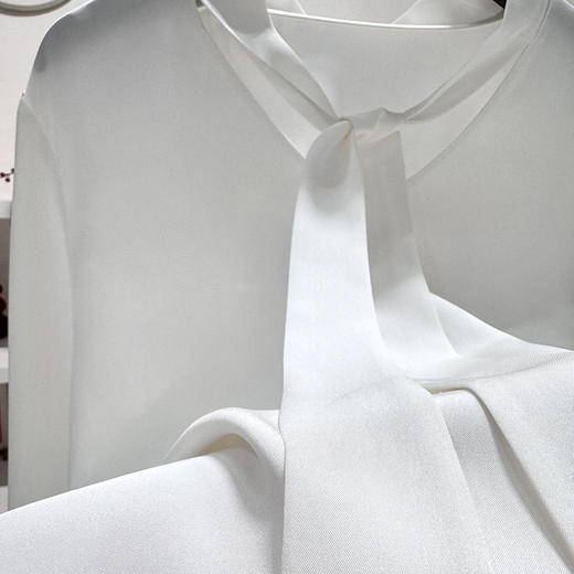 火桐hooton铂金系列 重磅23姆米乔缎V领飘带真丝上衣YT3036 商品图3