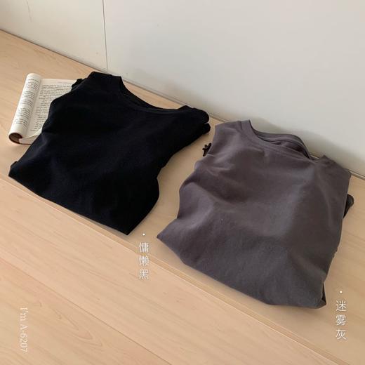 老米优品🎈3-5天！《文艺随心不规则下摆秋日tee 》95%棉+5%氨纶。寻常日子里，需要这份 “小独特”把艺术家的随性缝进衣摆 T250915B 商品图4