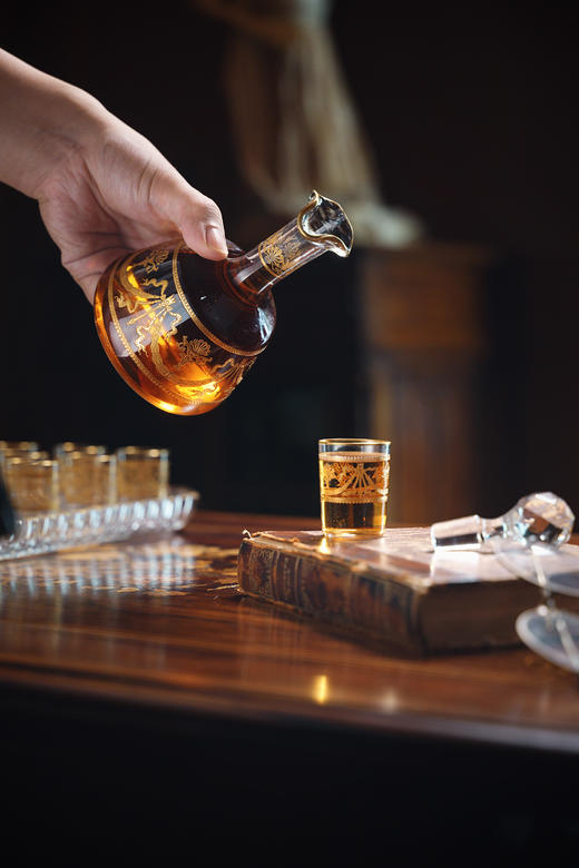 【已售】独角鹿西洋古董20世纪初法国著名水晶工坊圣路易出品24K描金修饰Congress花纹款精雕水晶酒具套件 商品图5