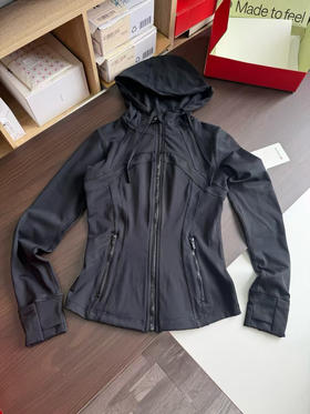 原单正品露露Nulu 连帽外套，4-6-8-10四个尺码可选 尺码齐全
特价