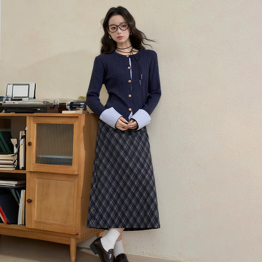 西遇通勤短款针织开衫女秋季新款圆领撞色格纹拼接毛衣外套Y0055211 商品图1