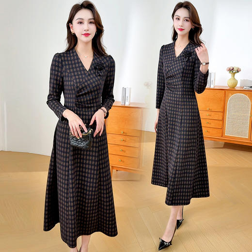 QYM 26811-Y秋季V领格纹连衣裙时尚优雅气质长袖A字裙 商品图3