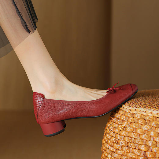 【预售5天】软羊皮单鞋女春秋浅口蝴蝶结红色软底粗跟中跟真皮通勤女鞋DPJ&2673 商品图0