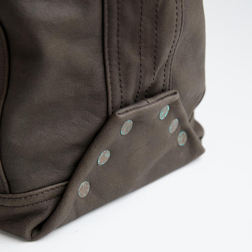 ROMI STUDIO 首饰袋 水染头层牛皮手工铜钉单肩托特包RWCAP05947 商品图3