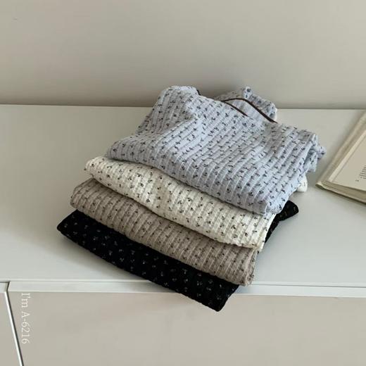 老米优品🎈3-5天！秋日细碎的温柔《文艺小碎花肌理感tee》设计与面料的双优，秋季衣橱的必备单品~ T250915C 商品图3