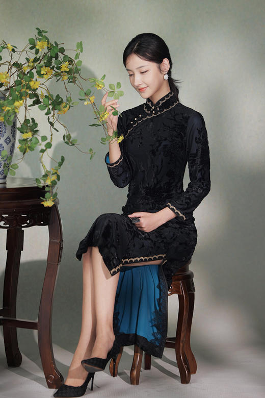 逸红颜明月优选#东方雅韵旗袍『夜兰香』立体亮丝非遗绒花，金络蕾丝勾边，奢华黑金美学 商品图10