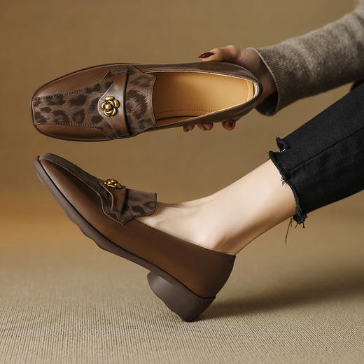 【预售5天】法式深口单鞋女春秋新款方头中跟粗跟真皮复古山茶花乐福鞋女168XY&1681106 商品图0