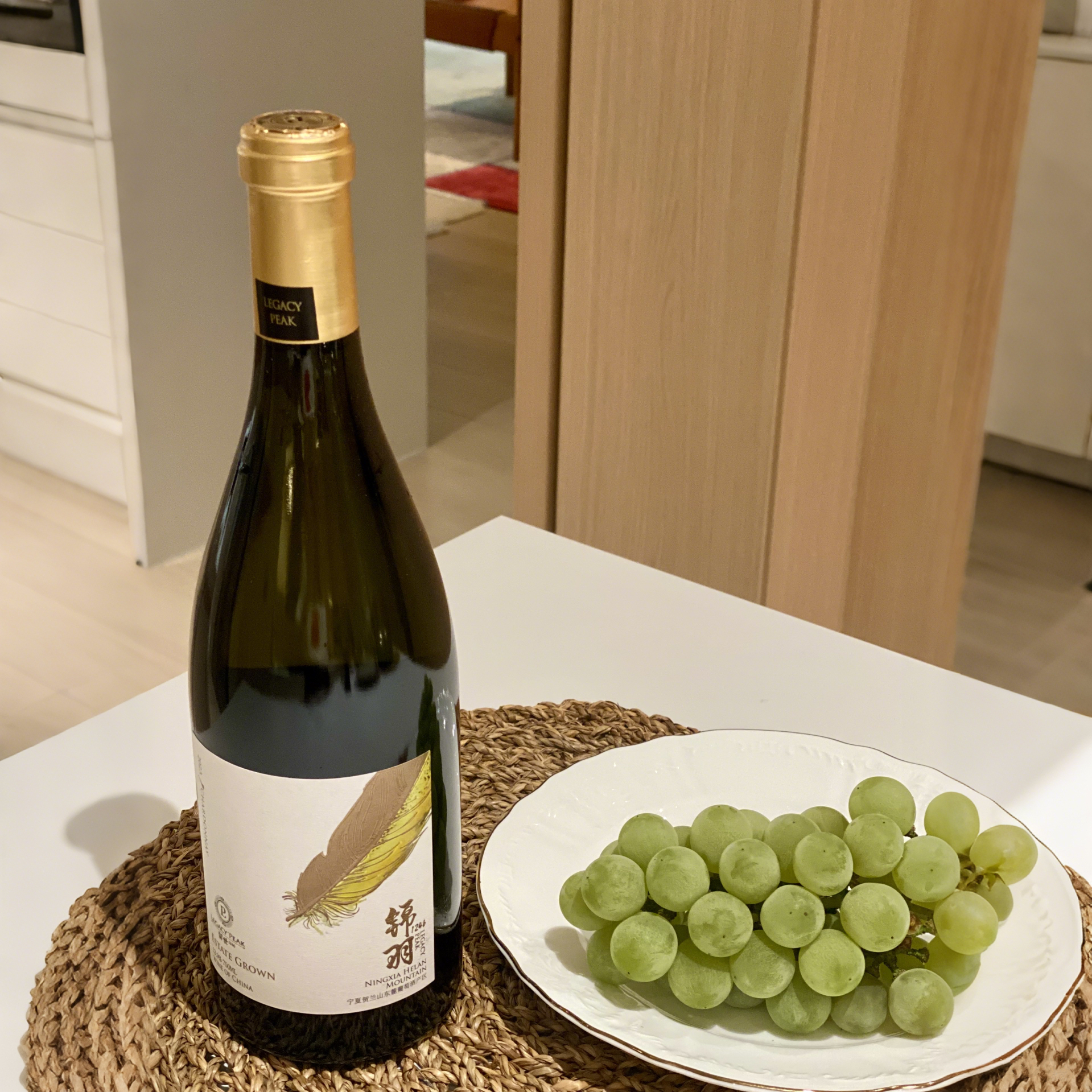 宁夏留世酒庄 锦羽干白，酒体细腻饱满，香气丰富