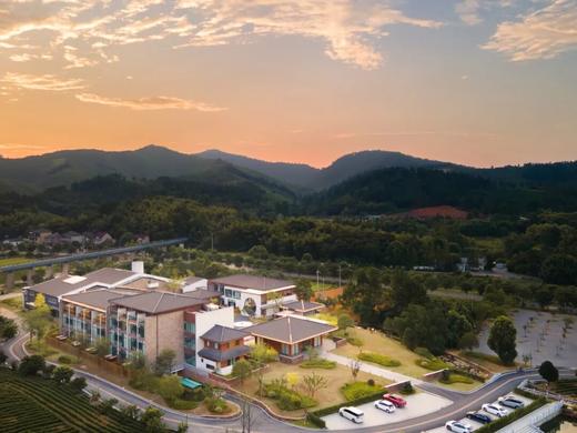 ★新品上线★ ￥888起/2间夜，竹海茶田环绕【茗静园·安吉禧乐山居度假酒店】尊享山景房+早餐，享户外无边泳池、茶海温泉、颂钵森林疗愈体验！另有庭院房/亲子滑梯房等可选，有效期至2025年12月30日 商品图1