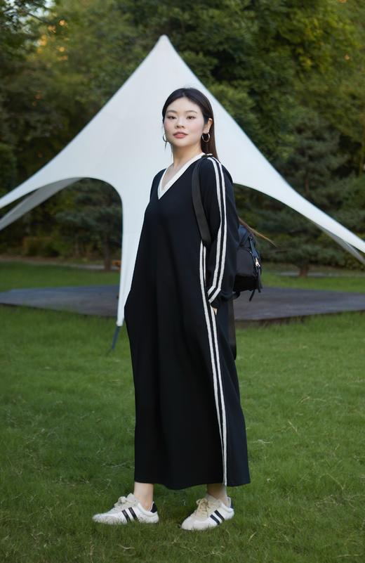 【撞色连衣裙】秋季最舒适的长袖连衣裙~穿得舒适又得体，轻松驾驭日常场合，面料透气、亲肤、排汗，有弹力，行动不拘束，空气层面料，成分：50%聚酯纤维，46.4%粘纤，3.6%氨纶；拼接：100%聚酯纤维 商品图2