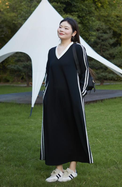 【撞色连衣裙】秋季最舒适的长袖连衣裙~穿得舒适又得体，轻松驾驭日常场合，面料透气、亲肤、排汗，有弹力，行动不拘束，空气层面料，成分：50%聚酯纤维，46.4%粘纤，3.6%氨纶；拼接：100%聚酯纤维 商品图7