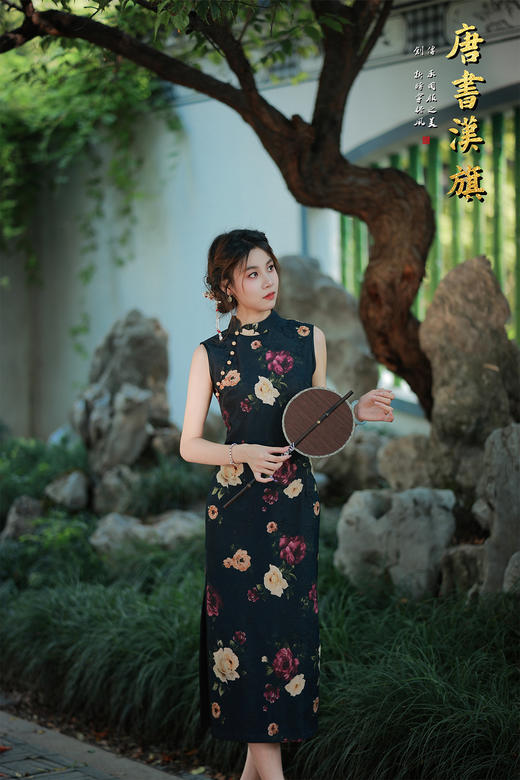 【暗夜繁花】繁花无袖旗袍，大朵盛开的玫瑰明艳动人，经典立领搭配复古盘扣，勾勒出颈部的优美线条，无袖设计，完美展现女性柔美臂线，无论是漫步园林，还是出席宴会，都能散发出独属于东方女性的万种风情。 商品图1