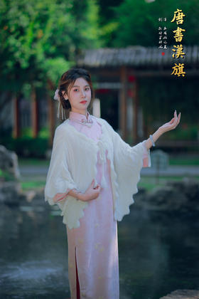 【白雪】柔软水貂绒披肩，触感细腻亲肤，简约百搭，轻松适配各式旗袍，既能抵御微凉，又让整体造型更具古典优雅韵味，是秋冬国风出行的贴心搭配好物