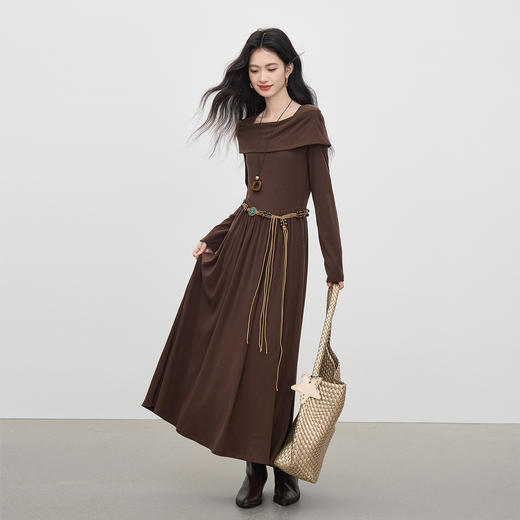 【09/17新品】熙世界可露丽棕色一字领针织连衣裙女2025秋新款复古气质优雅长裙 商品图2