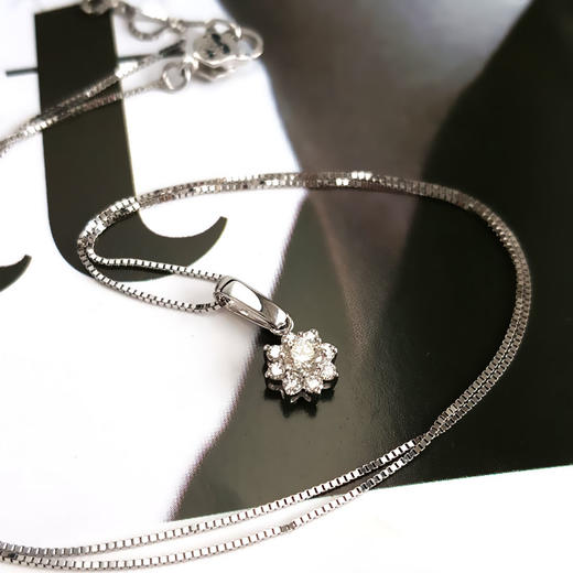 【天然正品】莱绅通灵AU750白金时尚设计款0.101克拉钻石吊坠项链060925NJS17 现售价：2480 商品图5