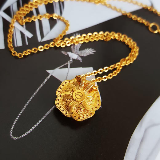 【天然正品】老铺爆款足金玫瑰花2号钻饰0.156克拉可转动锁骨链130925NJS06 现售价：14800 商品图6