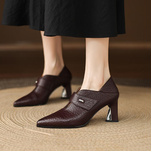 【预售5天】秋季镂空魔术贴透气时尚新款尖头粗跟高跟柔软深口单鞋LD&7492 商品图0