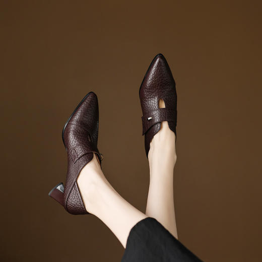 【预售5天】秋季镂空魔术贴透气时尚新款尖头粗跟高跟柔软深口单鞋LD&7492 商品图3