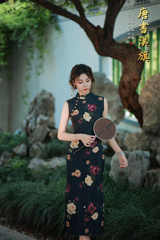 【暗夜繁花】繁花无袖旗袍，大朵盛开的玫瑰明艳动人，经典立领搭配复古盘扣，勾勒出颈部的优美线条，无袖设计，完美展现女性柔美臂线，无论是漫步园林，还是出席宴会，都能散发出独属于东方女性的万种风情。 商品图2