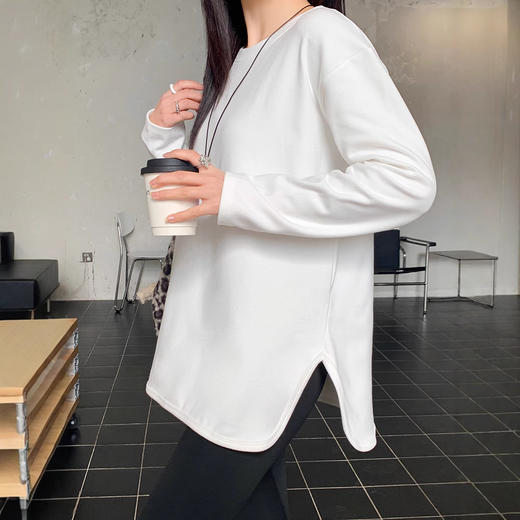 【叠穿百搭❗️弧形开叉打底T恤】显瘦遮肉，自带温柔滤镜，气质优雅！白色长袖女春秋简约宽松大码打底衫内搭纯色体恤上衣 商品图3