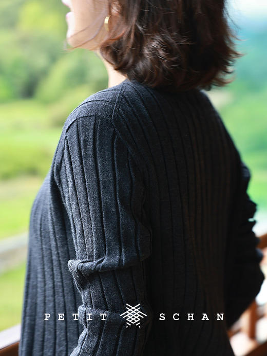 PETIT SCHAN小闪 CLO#905 Wrap lightly 轻裹 德国扬子纱无缝一体纯羊毛V领针织开衫 商品图3