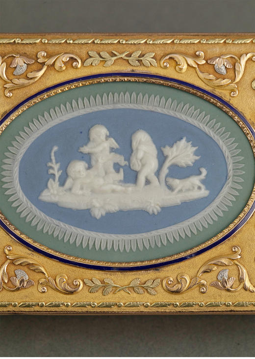 独角鹿西洋古董19世纪德国出品小天使主题韦奇伍德风陶瓷浮雕装饰花叶纹18K三色彩金精雕嵌珐琅鼻烟盒 商品图3
