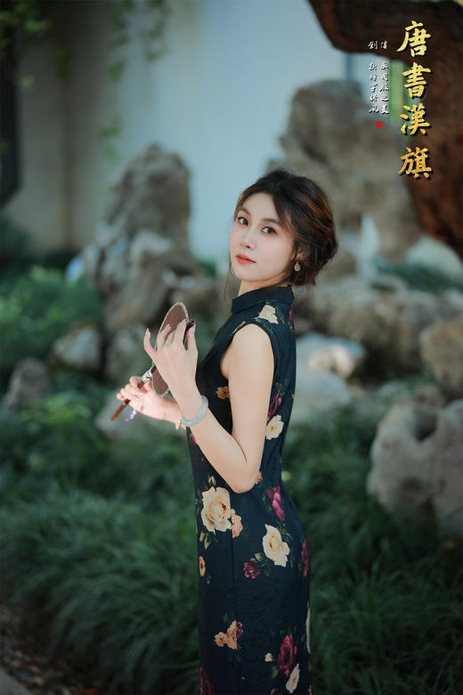 【暗夜繁花】繁花无袖旗袍，大朵盛开的玫瑰明艳动人，经典立领搭配复古盘扣，勾勒出颈部的优美线条，无袖设计，完美展现女性柔美臂线，无论是漫步园林，还是出席宴会，都能散发出独属于东方女性的万种风情。 商品图6