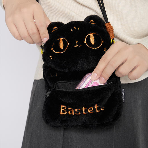 大英博物馆 巴斯特系列 毛绒随身背手机包 斜挎包 紫色 黑色 商品图2
