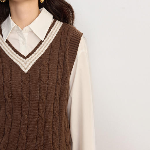 【09/17新品】熙世界MIU系穿搭针织马甲背心女2025秋新款复古学院风提花V领上衣 商品图4