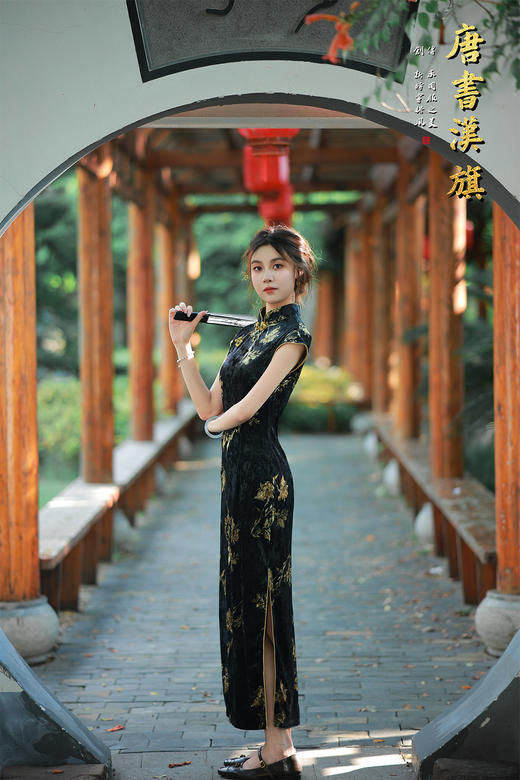 【墨韵金枝】黑金丝绒旗袍，演绎东方奢华，搭配精致的金色花纹印花，繁花栩栩如生，宛如从古典画卷中蔓延而出。传统的立领设计，搭配盘扣点缀，勾勒出优雅的颈部线条，将东方女性的华贵与风情展现得淋漓尽致 商品图7