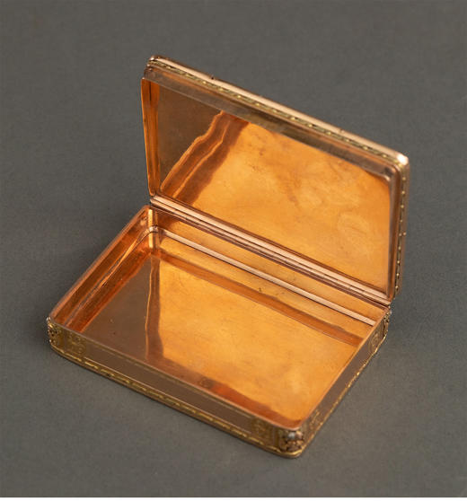 独角鹿西洋古董19世纪德国出品小天使主题韦奇伍德风陶瓷浮雕装饰花叶纹18K三色彩金精雕嵌珐琅鼻烟盒 商品图4